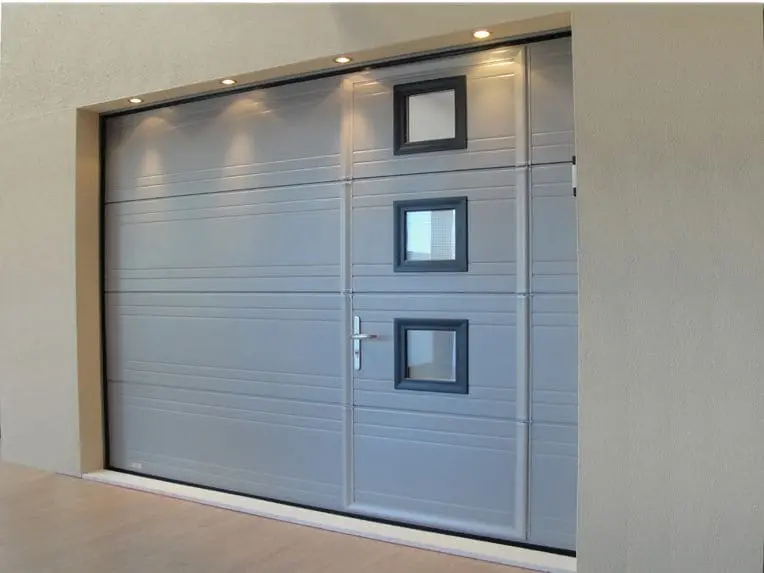 Porte de garage sectionnelle avec portillon
