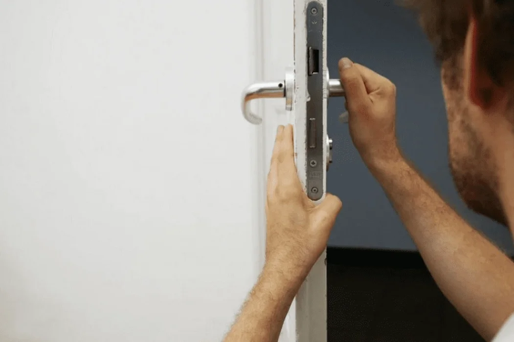 Comment ouvrir une porte lorsque le pêne est bloqué ?