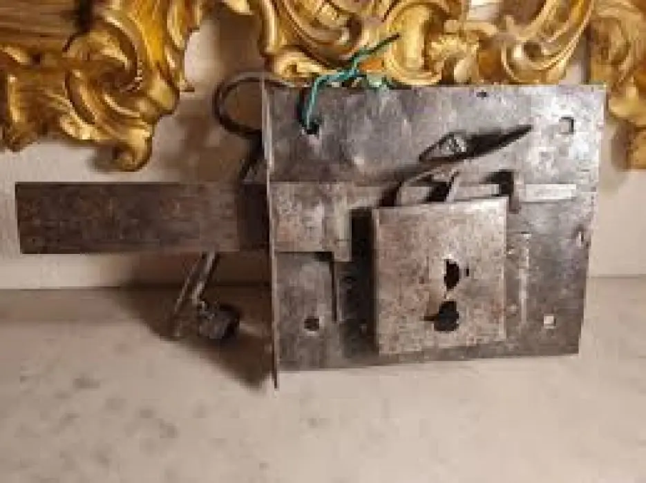 Du Fer à la Serrure Le Parcours d'un Métal et du Serrurier-Métallier