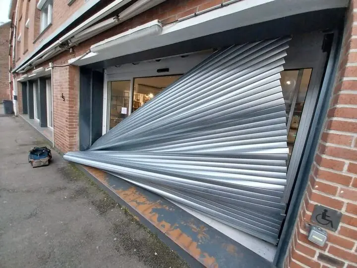 rideau métallique bloqué