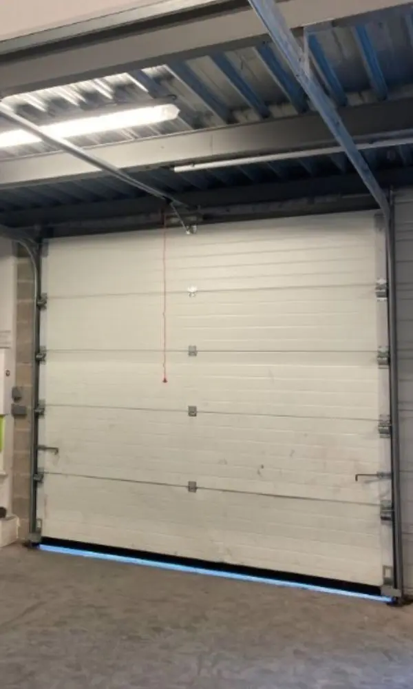 Réparation porte sectionnelle industrielle à Montereau Fault Yonne