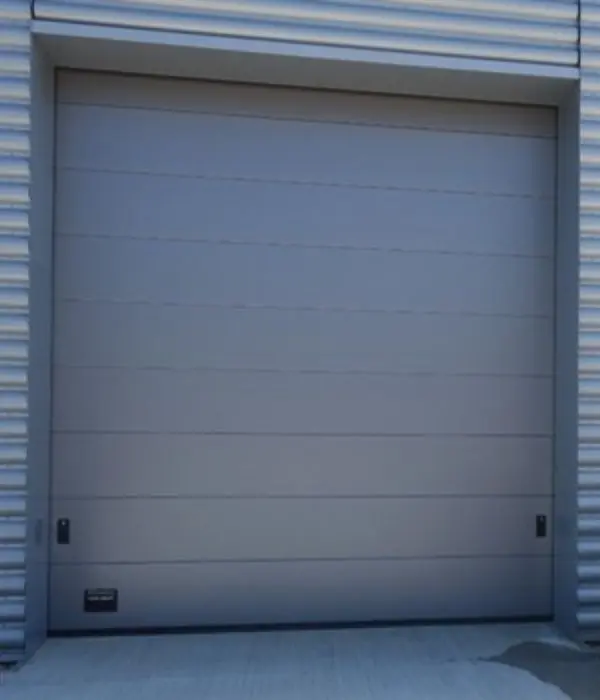 Réparation porte sectionnelle industrielle à Noisiel