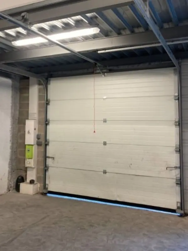 Réparation porte sectionnelle industrielle à Fontainebleau
