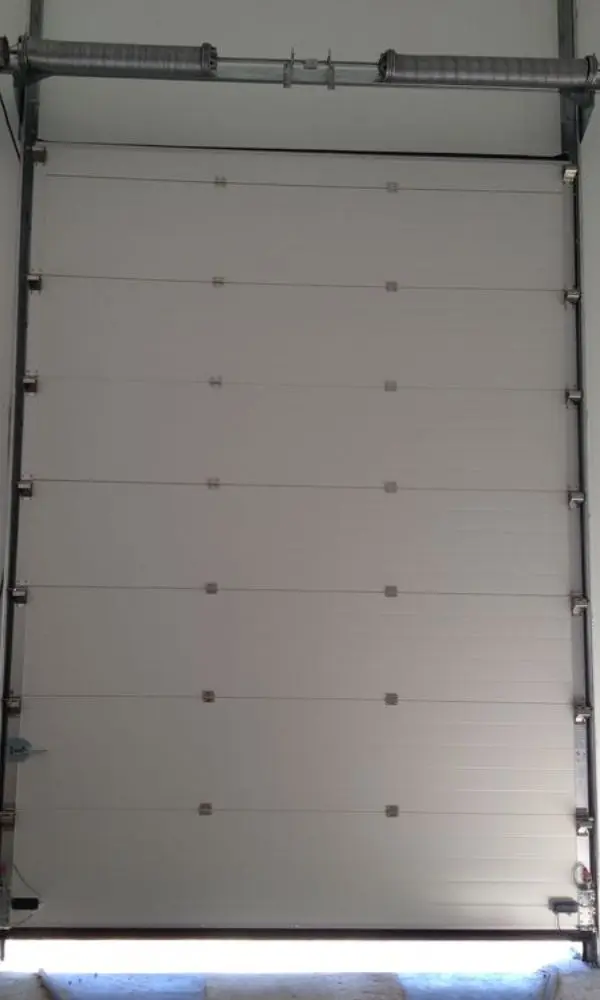Réparation porte sectionnelle industrielle à Lognes