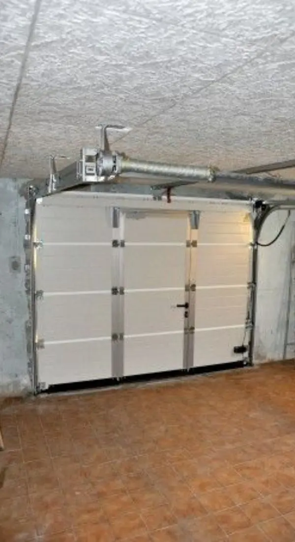 Réparation porte sectionnelle résidentielle