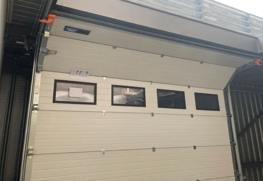 La porte monte ou descend de manière déséquilibrée sur un côté