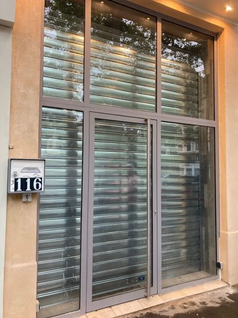 Installation de rideau métallique