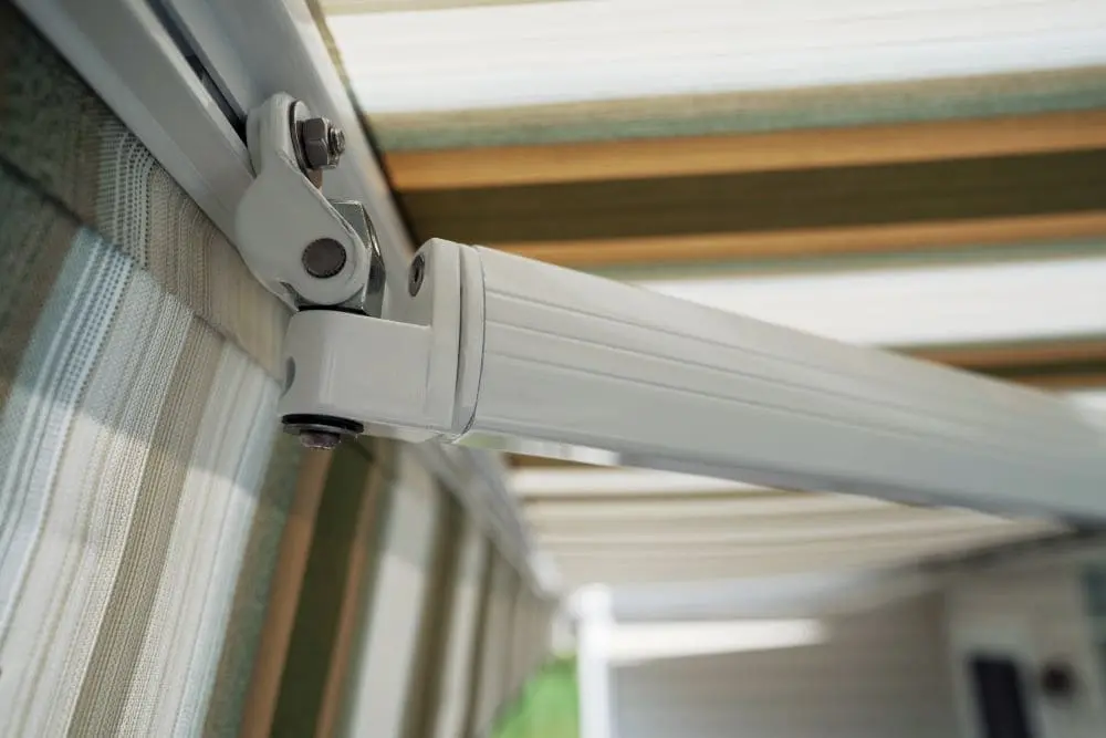 régler l'inclinaison d'un store banne