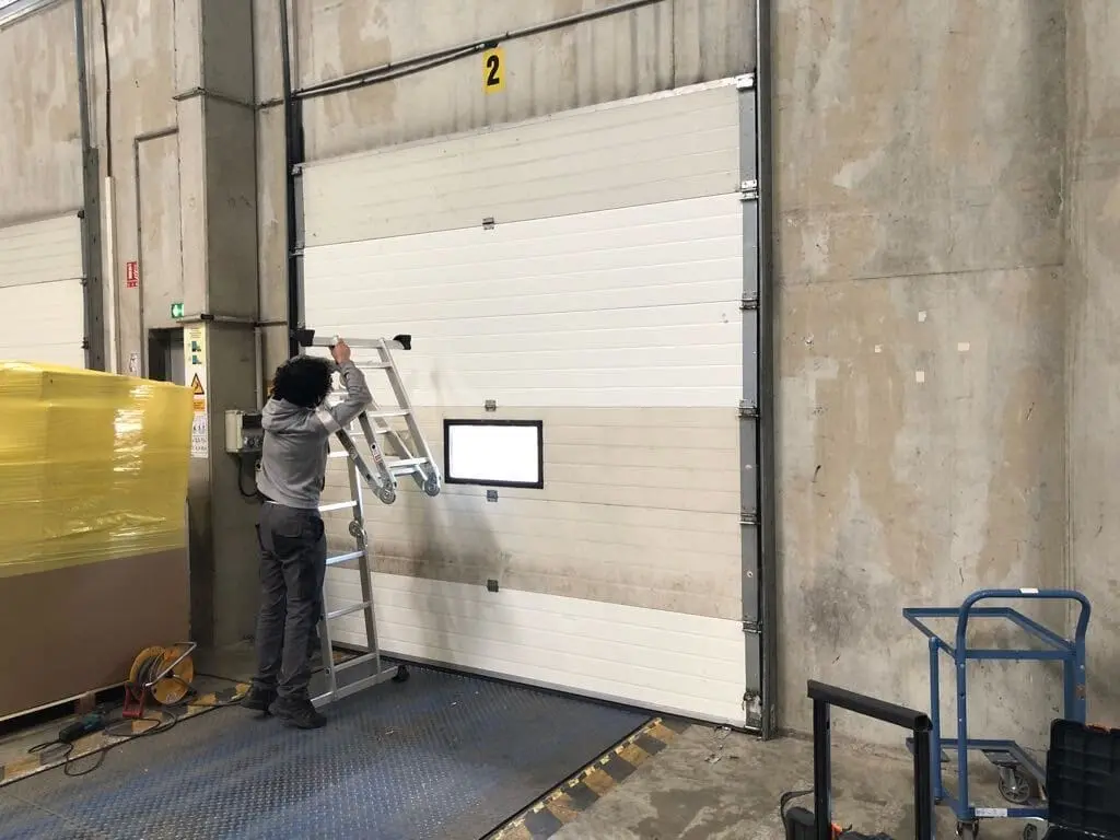 Réparation porte sectionnelle industrielle à Neuilly sur marne