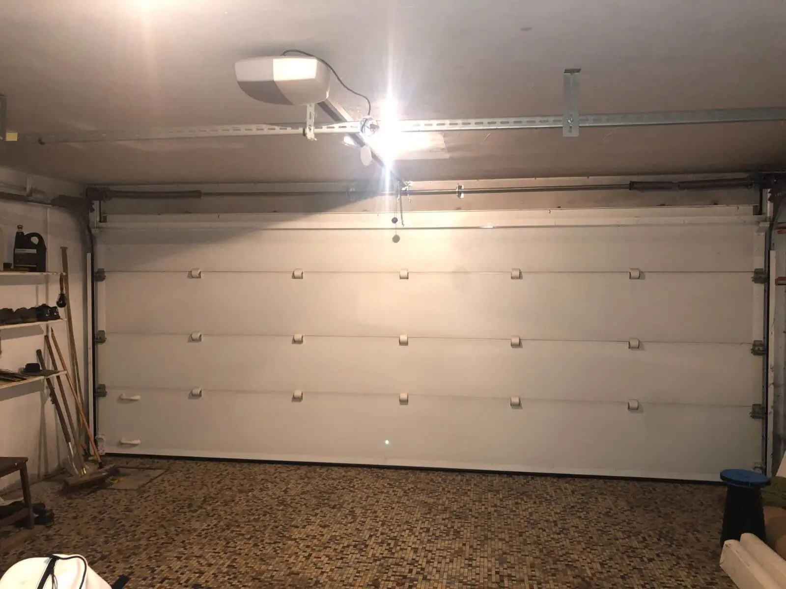 Montage d'une porte sectionnelle industrielle