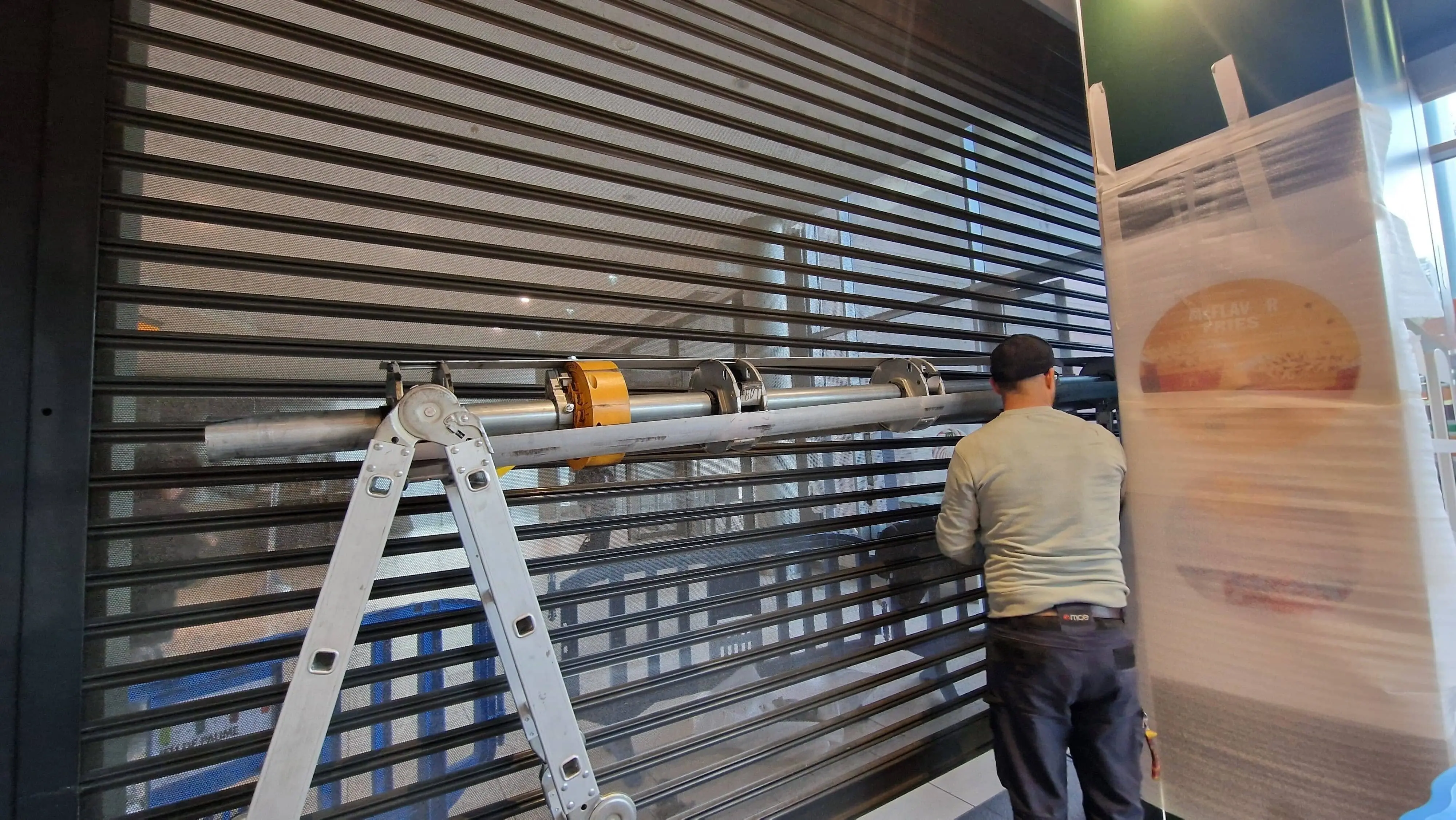 changer l'axe de rideau métallique