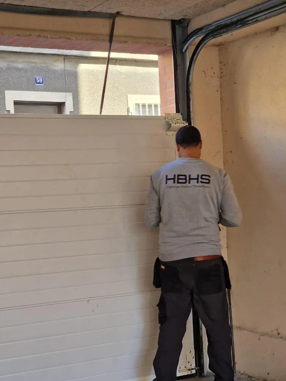 pose porte de garage sectionnelle