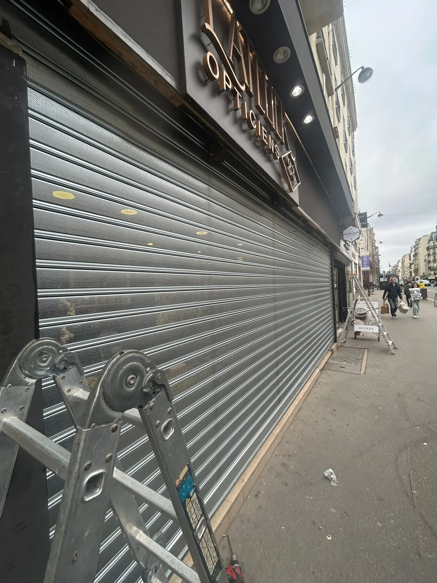installation-rideau-metallique-sur-mesure-a-75015-paris