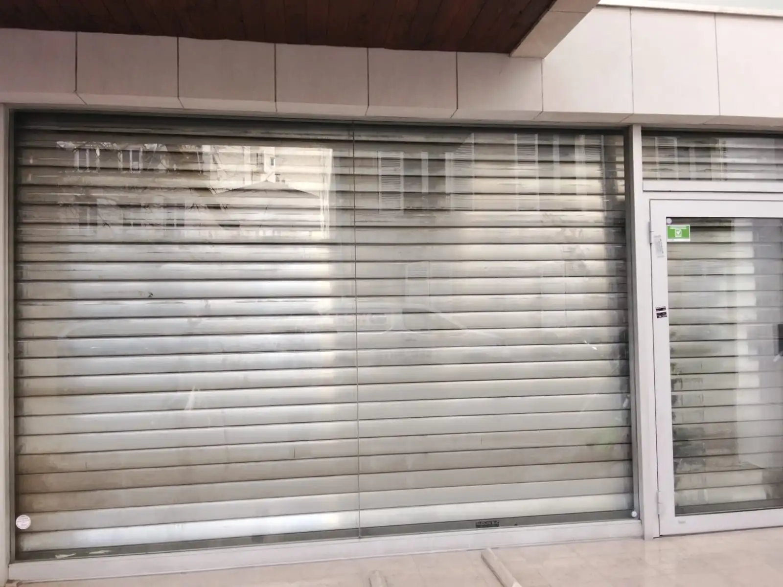 un-rideau-metallique-interieur