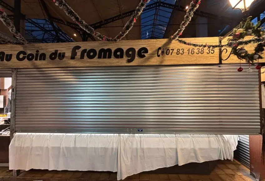 Rideau métallique bloqué ouvert avant intervention HBHS à Paris 10