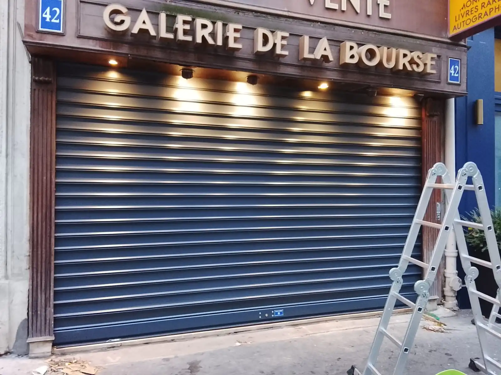 Rideau métallique remis droit après intervention HBHS à Paris 2