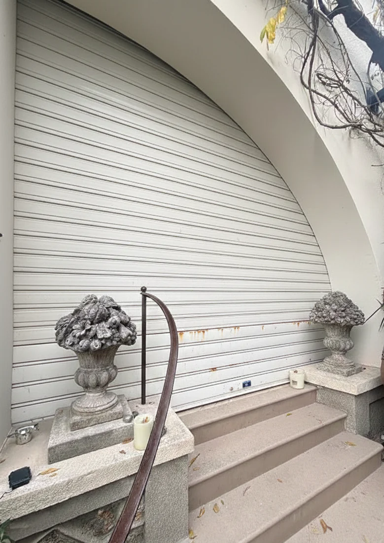 Lame finale de rideau métallique avant remplacement par HBHS à Paris 16