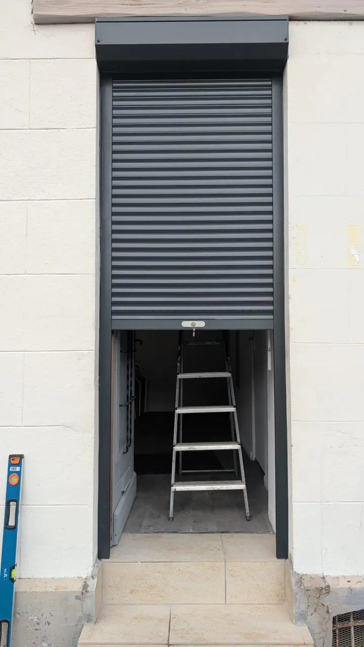 Serrure de rideau métallique remplacée après intervention HBHS à Paris 17