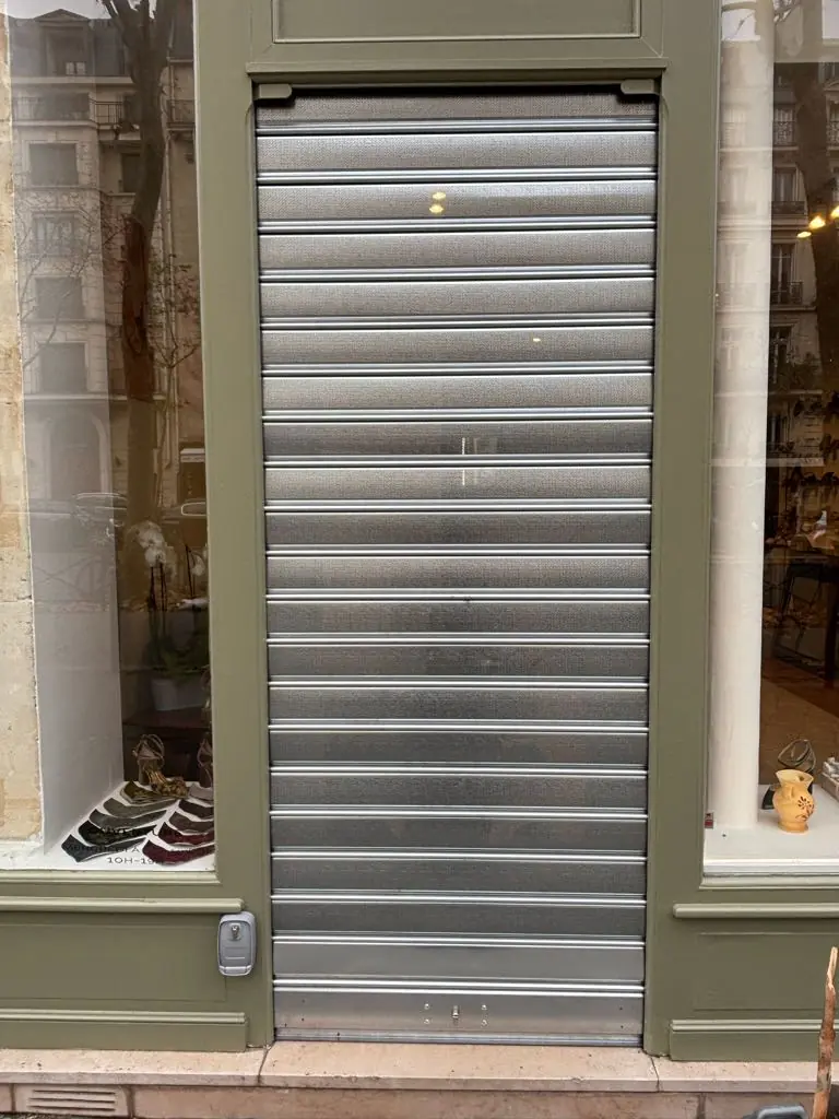 Lames de rideau métallique remplacées après intervention HBHS à Paris 7