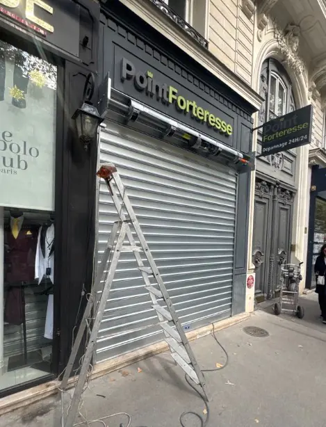 Rideau métallique redressé après intervention HBHS à Paris 11