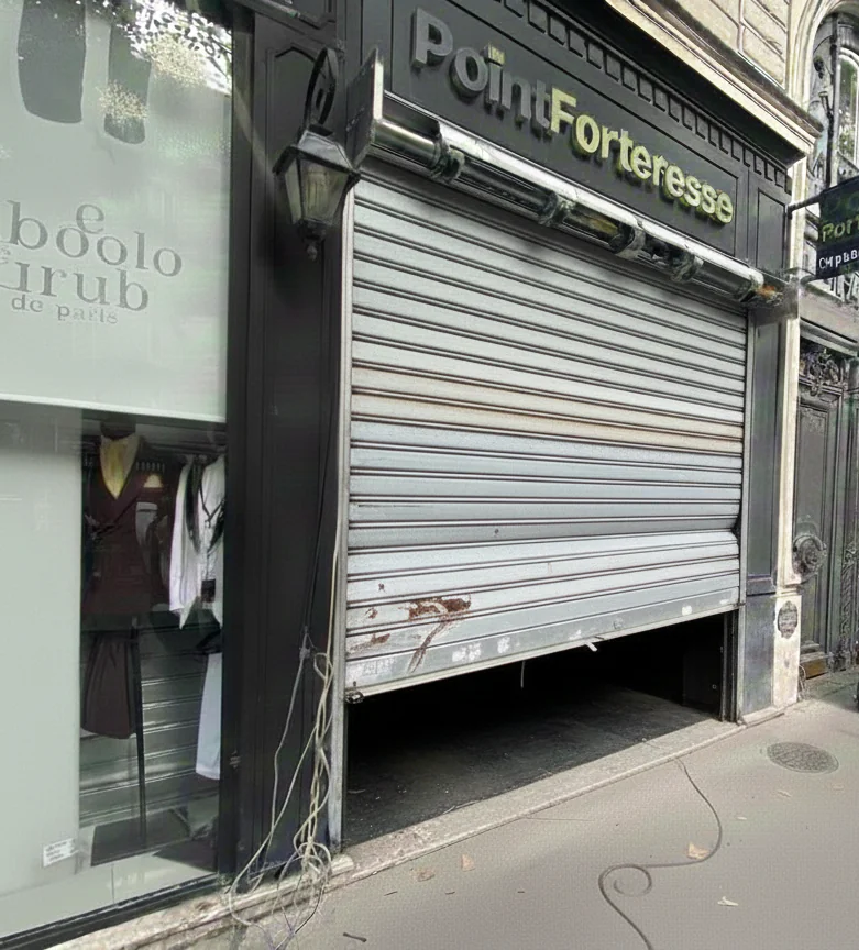 Rideau métallique désaxé avant intervention HBHS à Paris 11