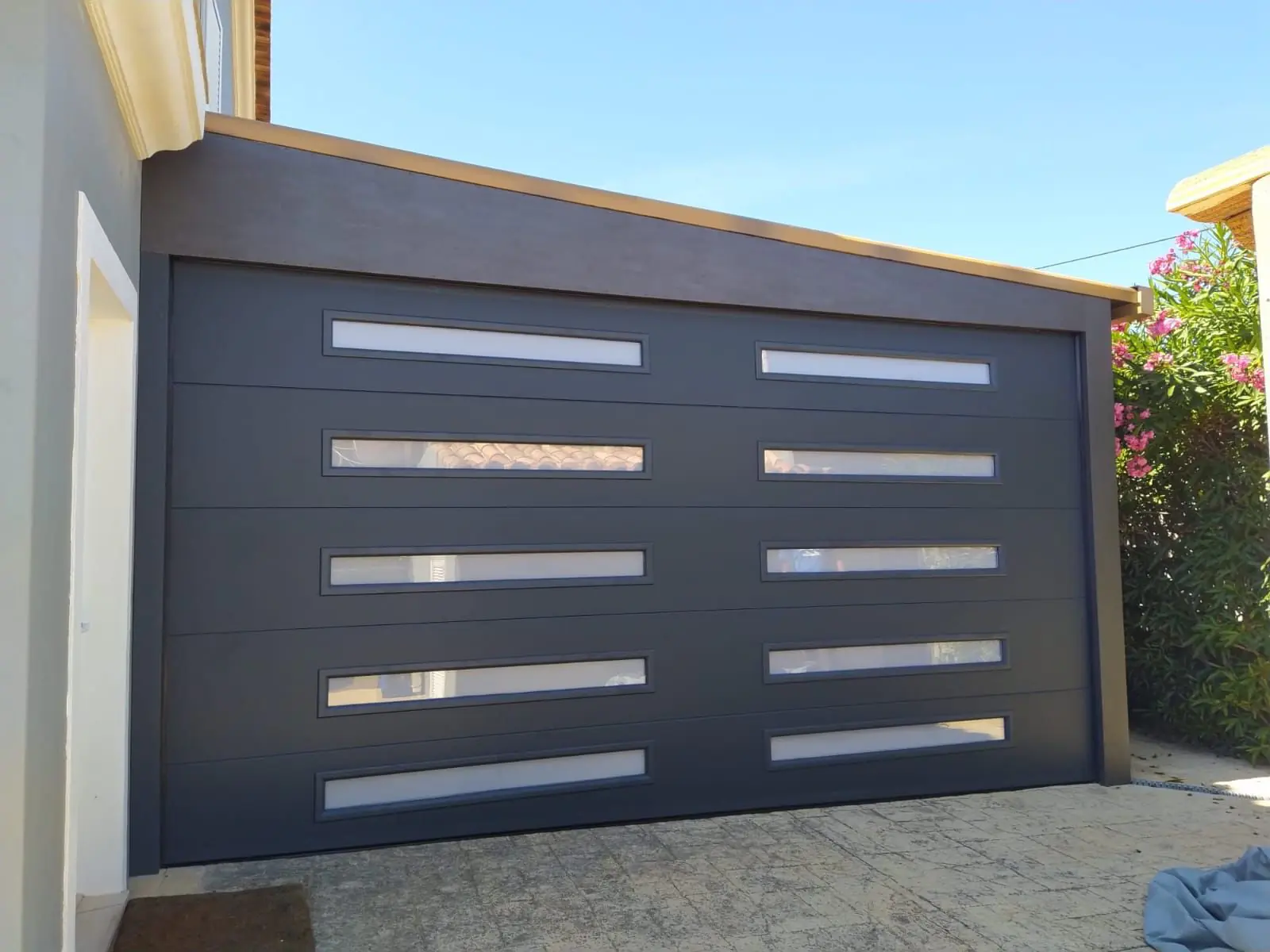  porte de garage avec hublot