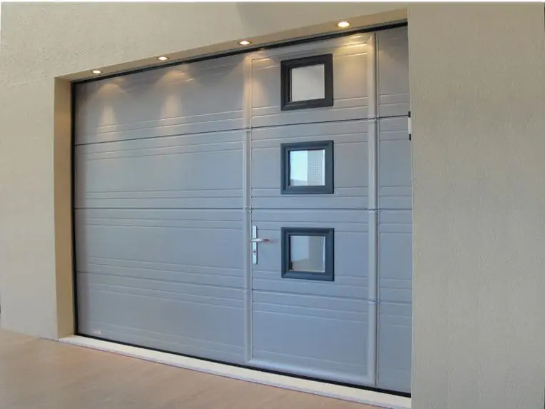 porte-de-garage-sectionnelle-motorisee-avec-portillon-et-hublot-i