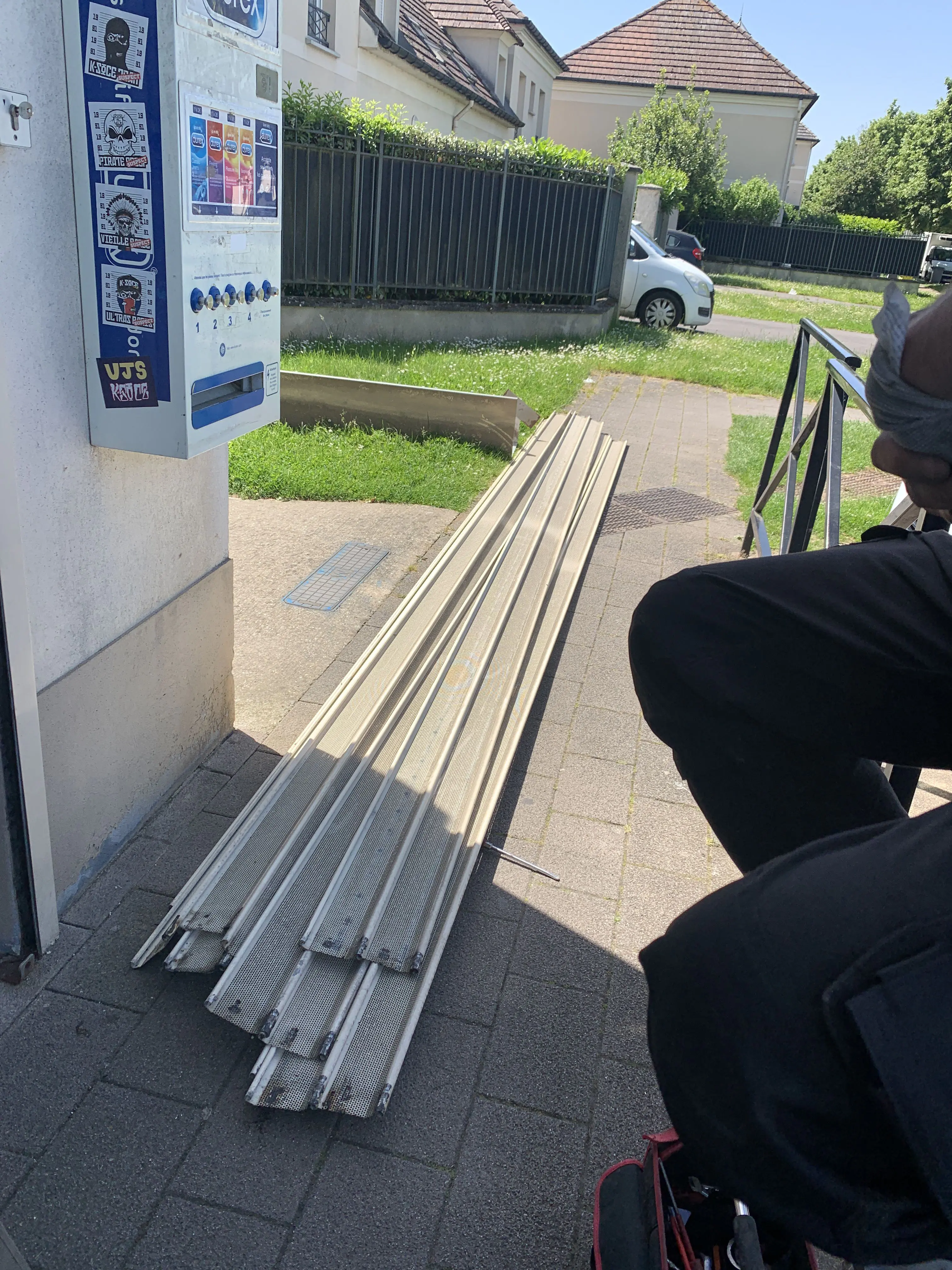 Les rideaux à lames des commerces voisins, avenue de l'Europe à Moissy-Cramayel.
