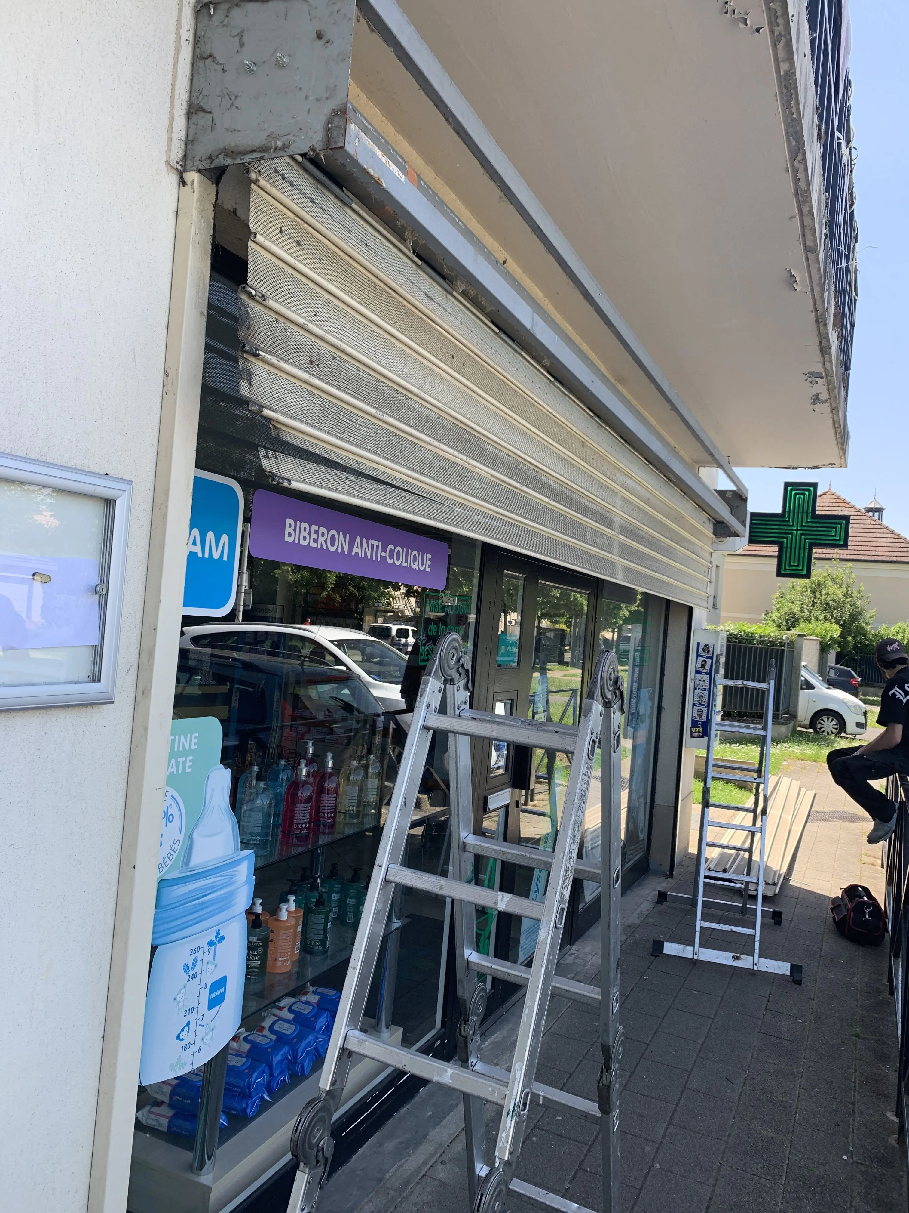 Intervention HBHS sur le rideau de la pharmacie, avenue de l'Europe à Moissy-Cramayel (77).