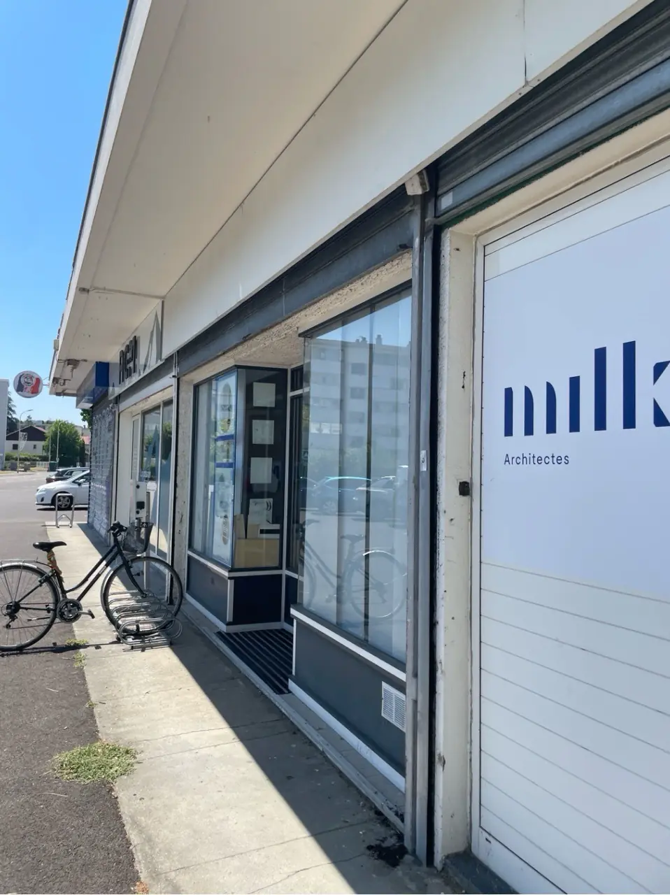 Intervention HBHS chez Société MILK à Saint-Martin-d’Hères pour le remplacement d’un moteur central de rideau métallique.