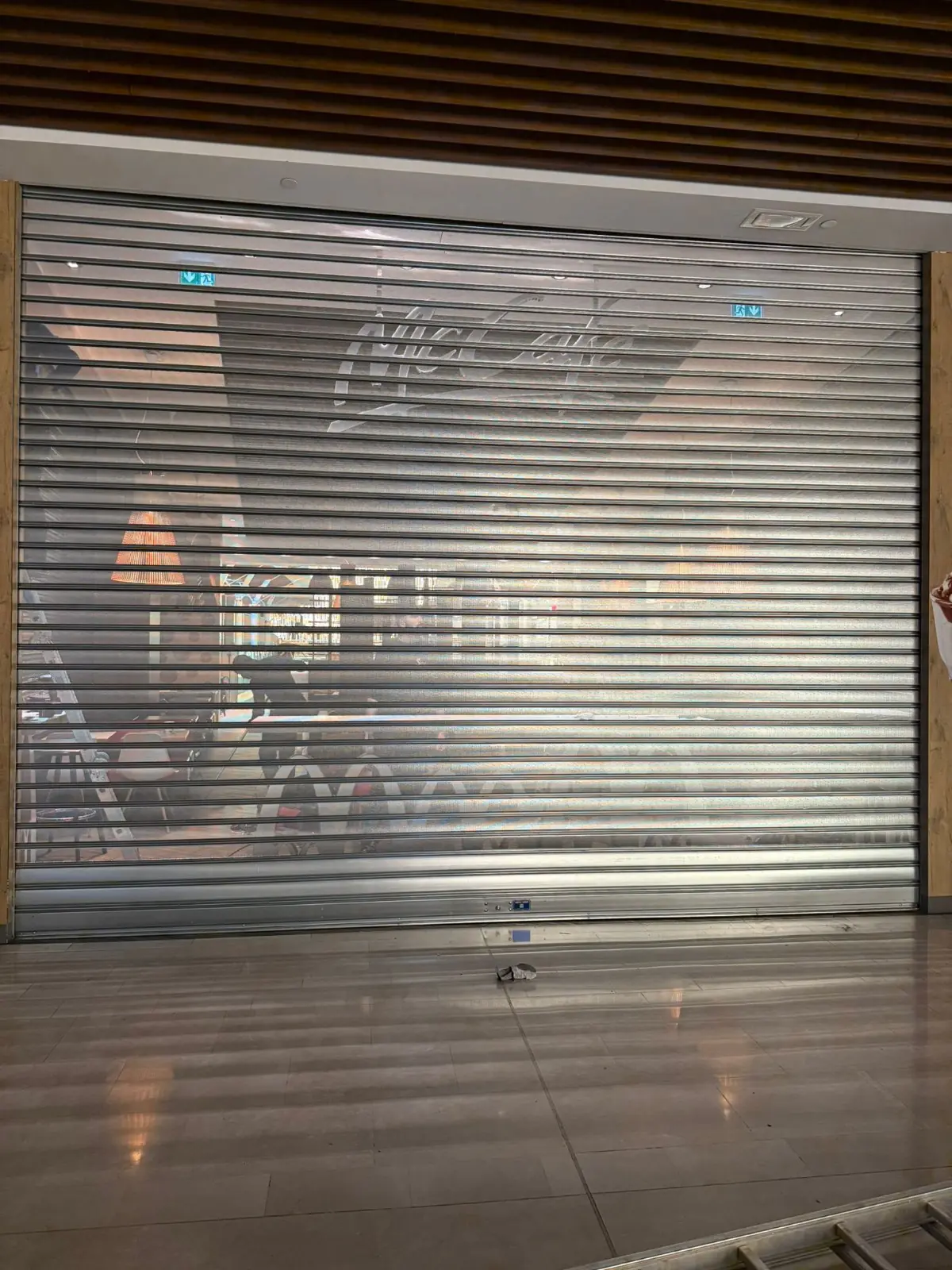 installation et entretien rideau métallique à lames microperforées à paris