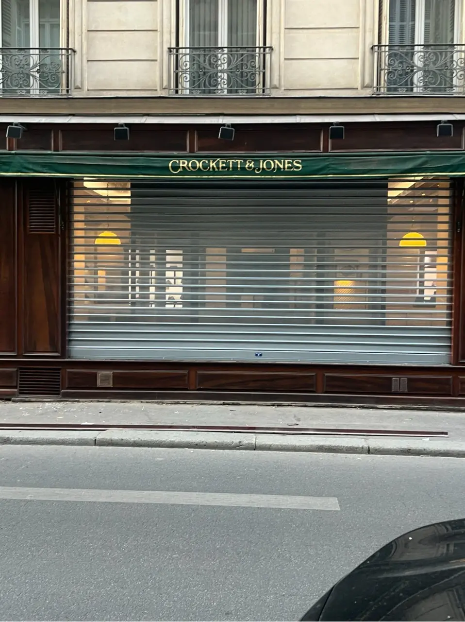 Pose d'un rideau métallique microperforé à Paris 8 pour la boutique C and J Paris