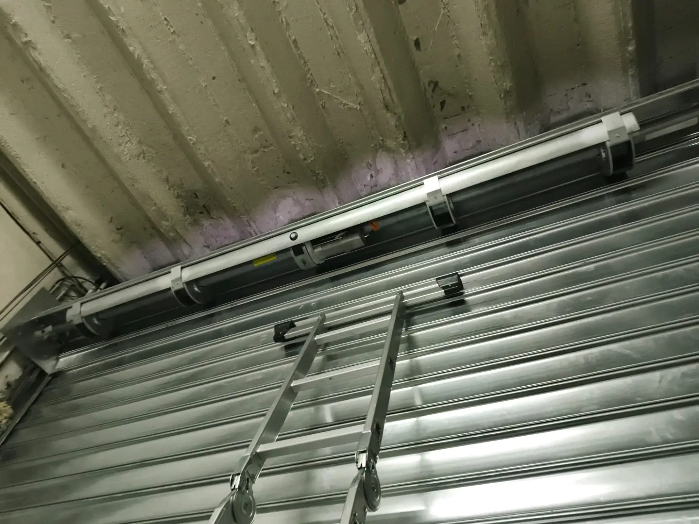 changement axe de rideau metallique