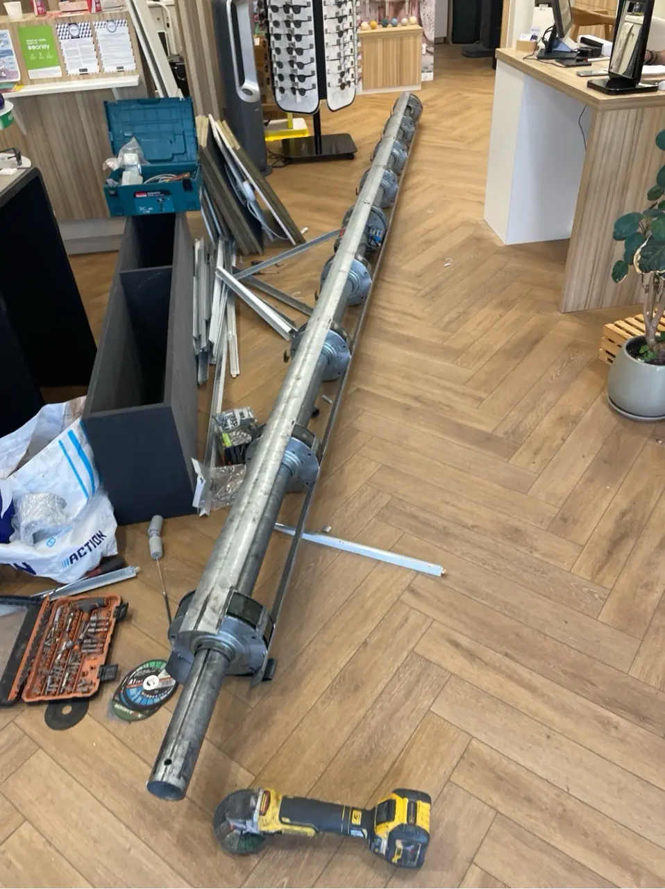 Hbhs-remplacement-axe-motorise-rideau-metallique-rungis-avant intervention