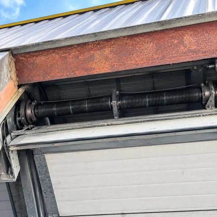 Ressorts de torsion et câble d'une porte sectionnelle industrielle réparée par HBHS à Antony (92)