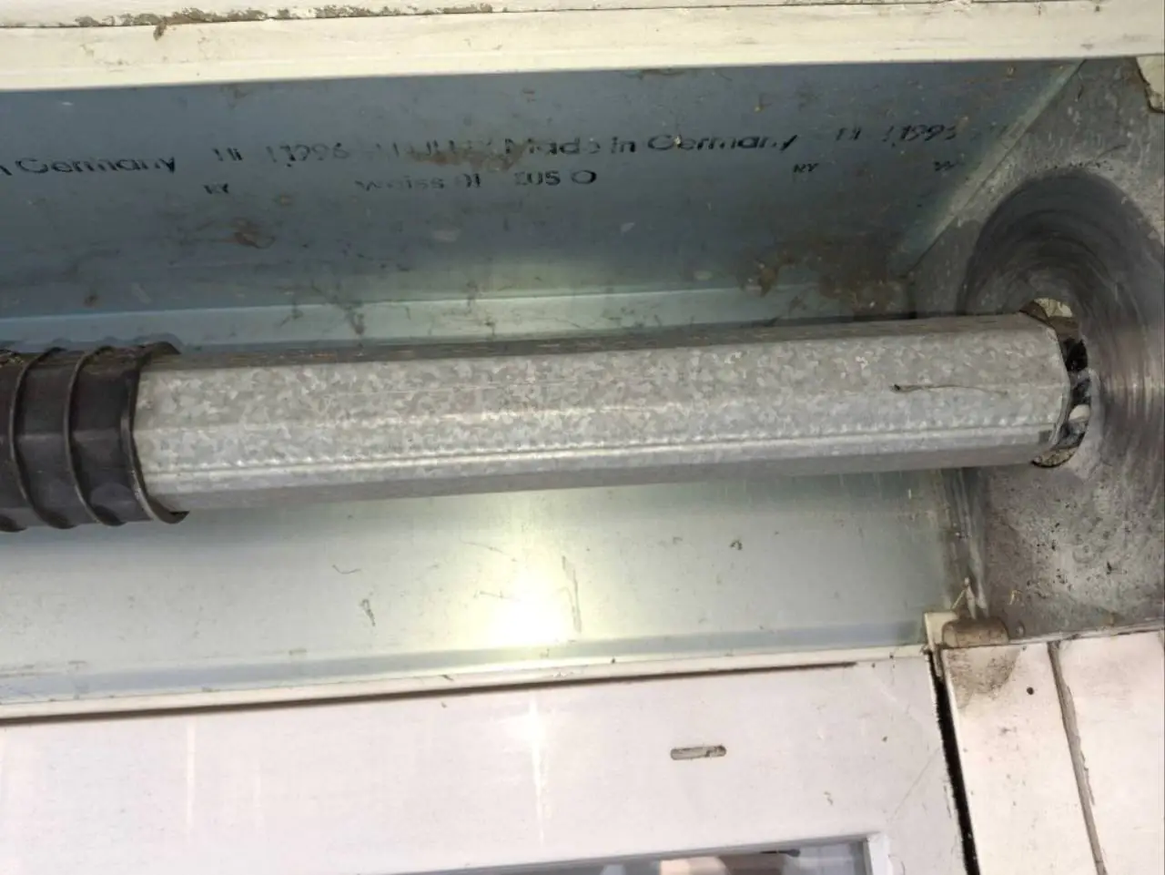 Axe octogonal de la porte enroulable avant remplacement du moteur à Limay