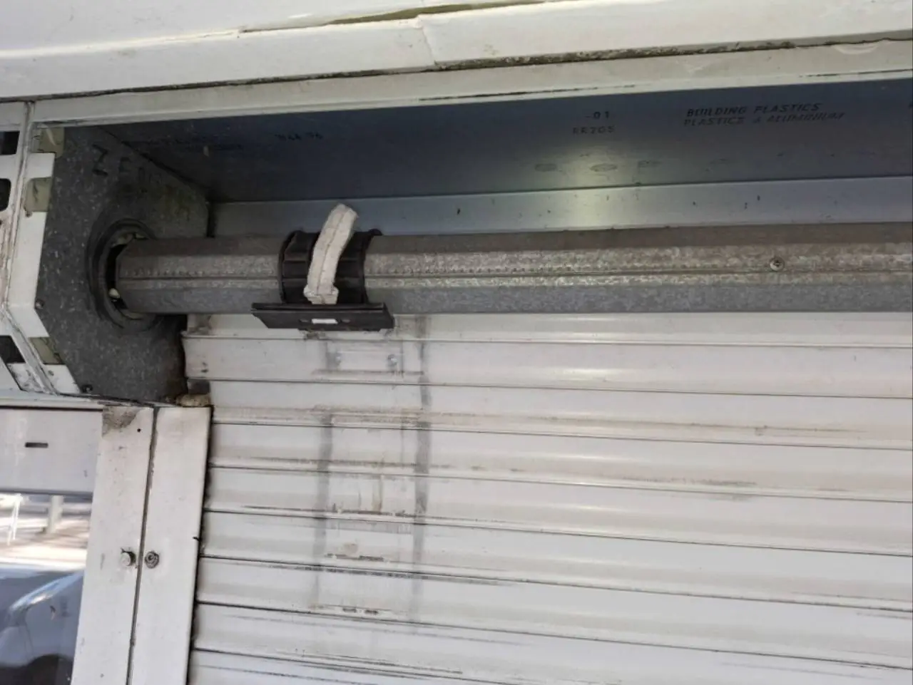 Moteur tubulaire et attache du tablier sur l'axe de la porte enroulable à Limay