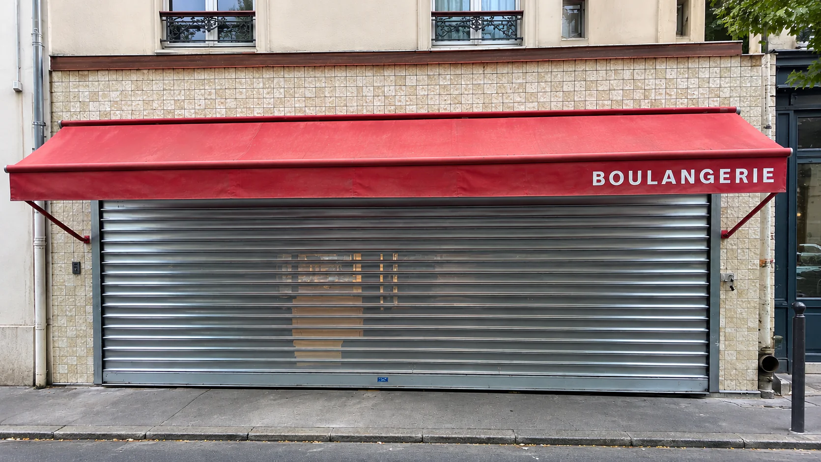 Remplacement d'un rideau métallique de boulangerie à Paris 11e (rue Paul Bert)