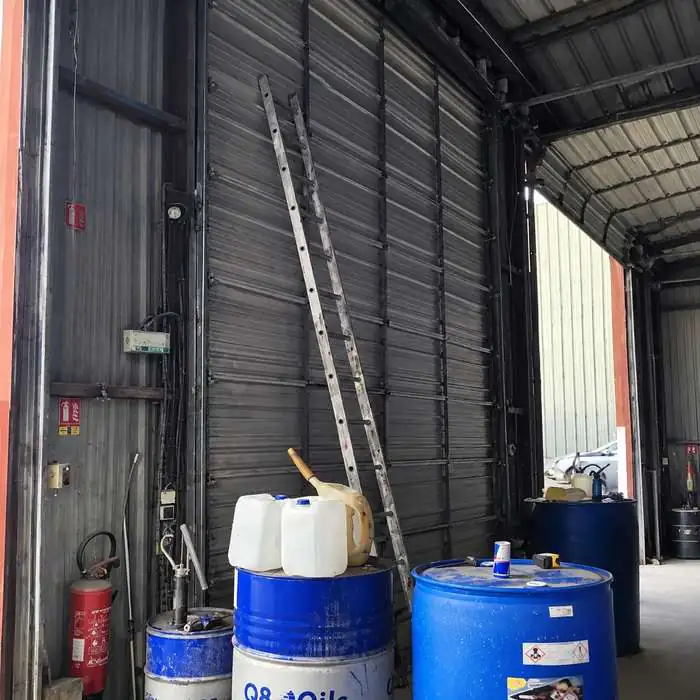 Porte sectionnelle industrielle refermée et remise en service après intervention HBHS à Antony (92)