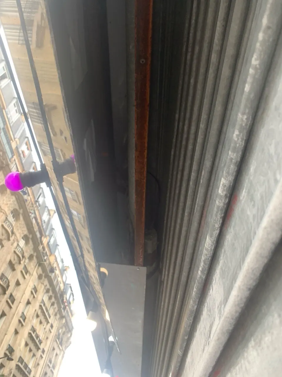 rideau métallique bloqué en bas paris 12